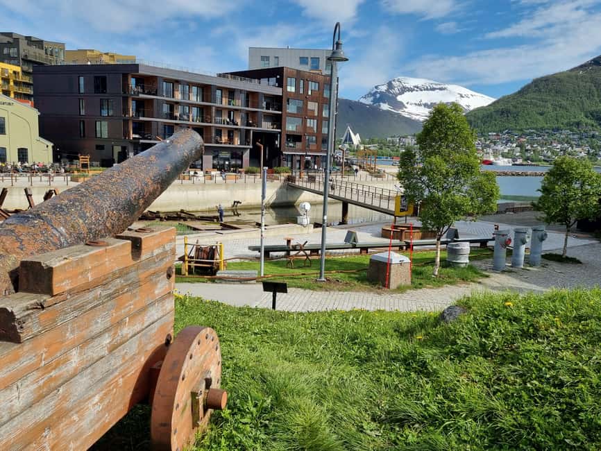 Tromsø: Arctic Cathedral and Tromsø Treasures walking tour - The walking loop: quayside, old-town color, and a treasure hunt that actually works
