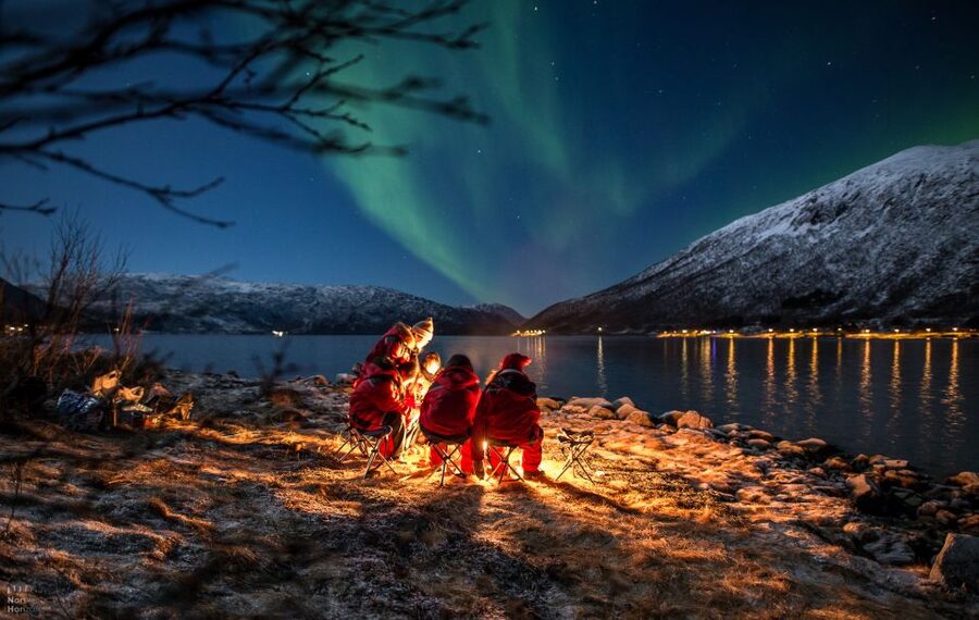 Tromsø: Expert Aurora Hunt - Thermal Gear, Food, Campfire - Aurora portrait and how the photo support works