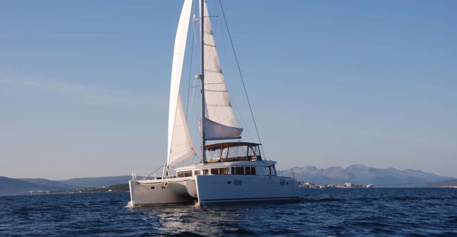 Tromsø: Fjord and Islands Luxury Catamaran Cruise - A 3-hour catamaran loop around Tromsø fjords and islands