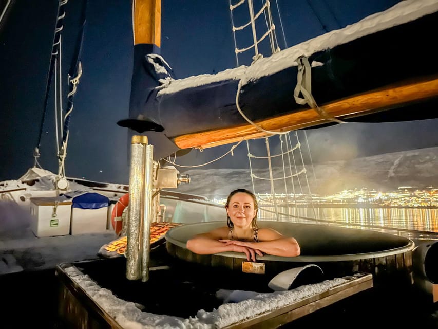 Tromso: Luxury Northern Lights Cruise with Hot Tub & Dinner - Meeting north of Scandic Ishavshotel and cruising toward Grindøysundet