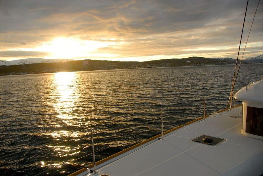 Tromsø: Midnight Sun Cruise in a Luxury Catamaran - A Smooth 3-Hour Run: Lounge Time, Gliding Water, and Mountain Views