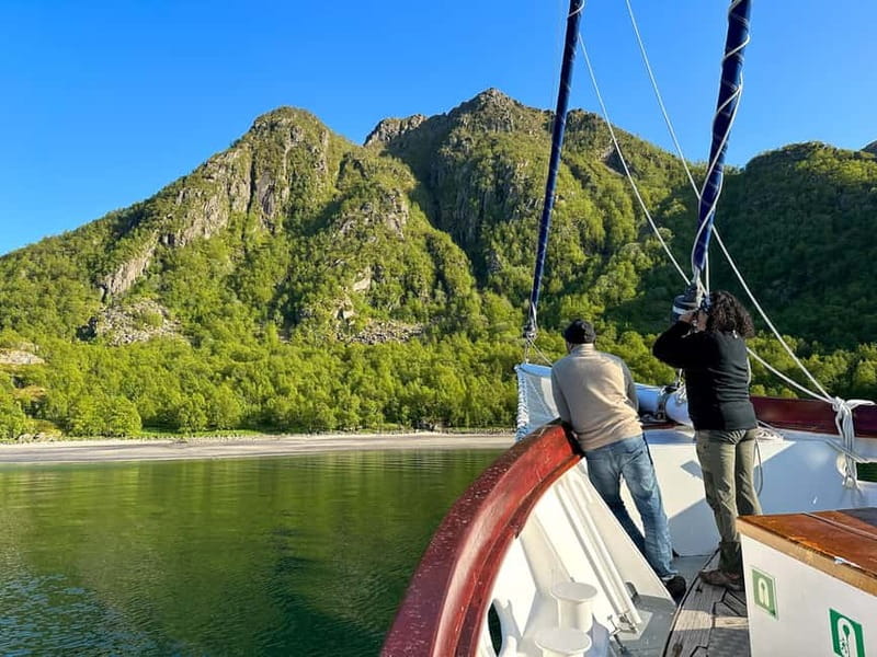 Tromsø: Midnight Sun Evening Cruise with Hot Tub - Blankets, Books, and the Calm Between Sights