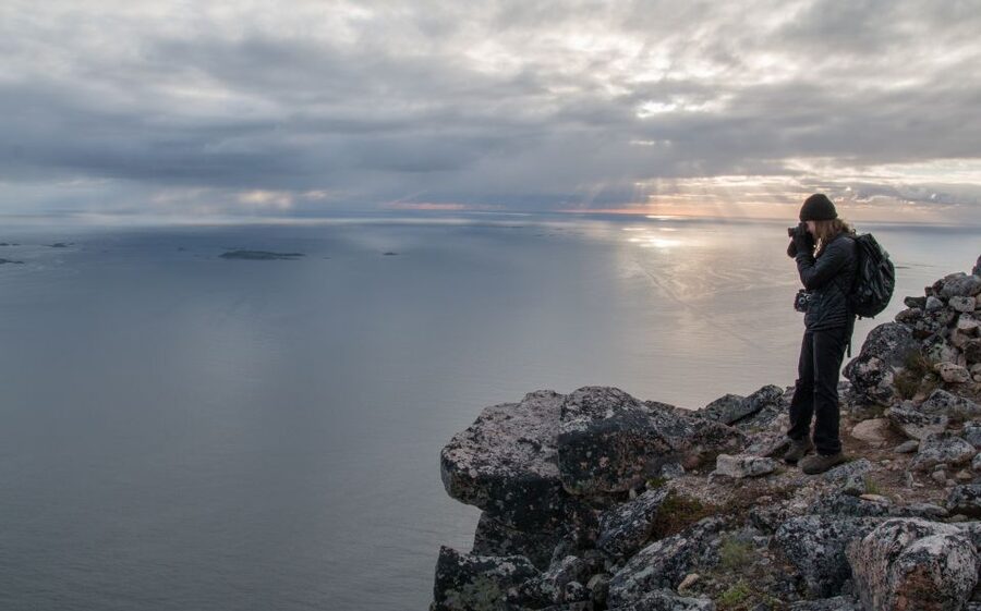 Tromsø: Midnight Sun Hike in the wilderness - Sandwiches, warm breaks, and the calm at the peak