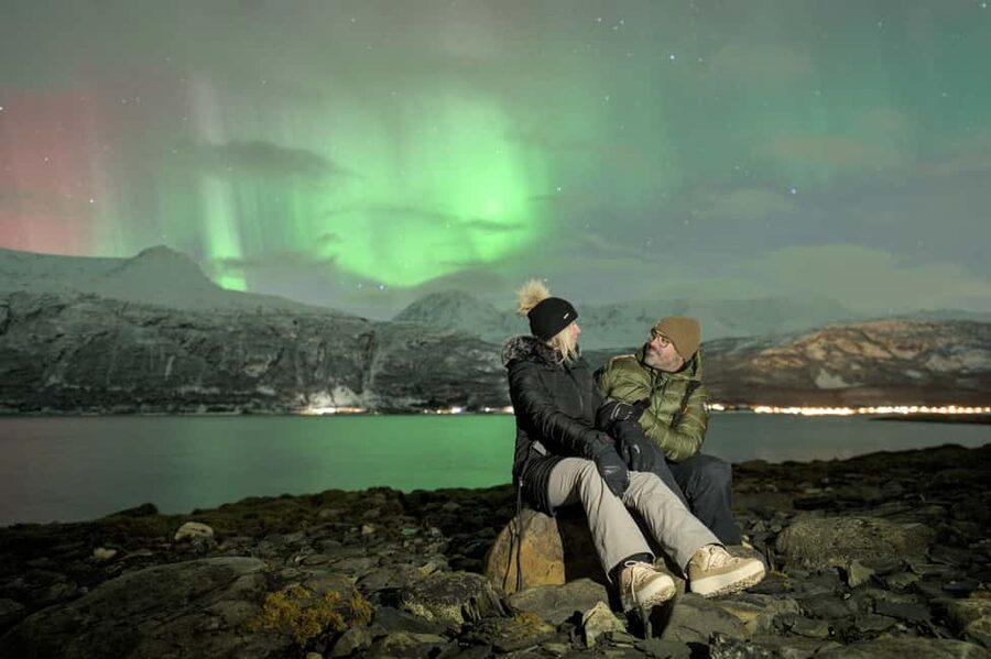 Tromsø: Northern Lights Hunt with a Professional Photographer in Italian - Meeting Mirko at the Ice Bar, then heading for darker skies