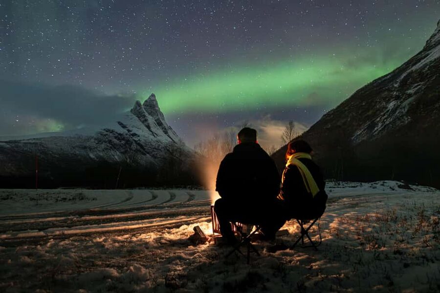 Tromsø: Northern Lights Hunt with Photos and Hot Food - When you arrive: thermal suits, tripods, and finding the right darkness