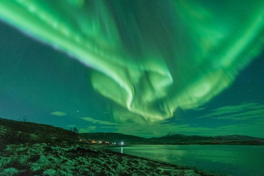 Tromsø: Northern Lights Hunt with Photos and Hot Food - Aurora photography: pro portraits and what you get by email