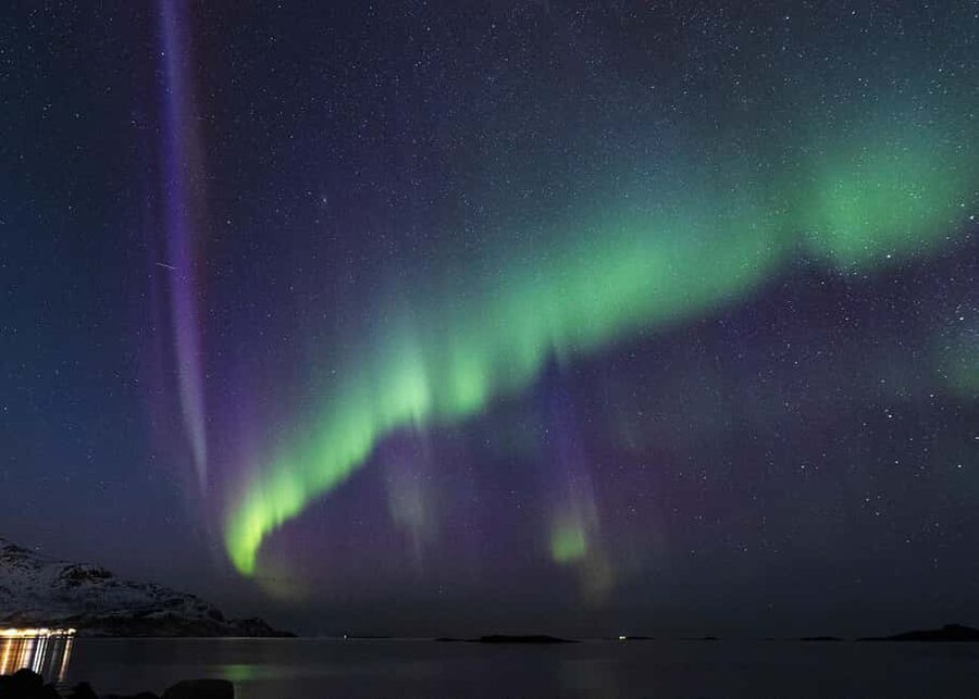 Tromsø: Northern Lights Minibus Tour with Local Experts - Guided stops that turn photos into memories