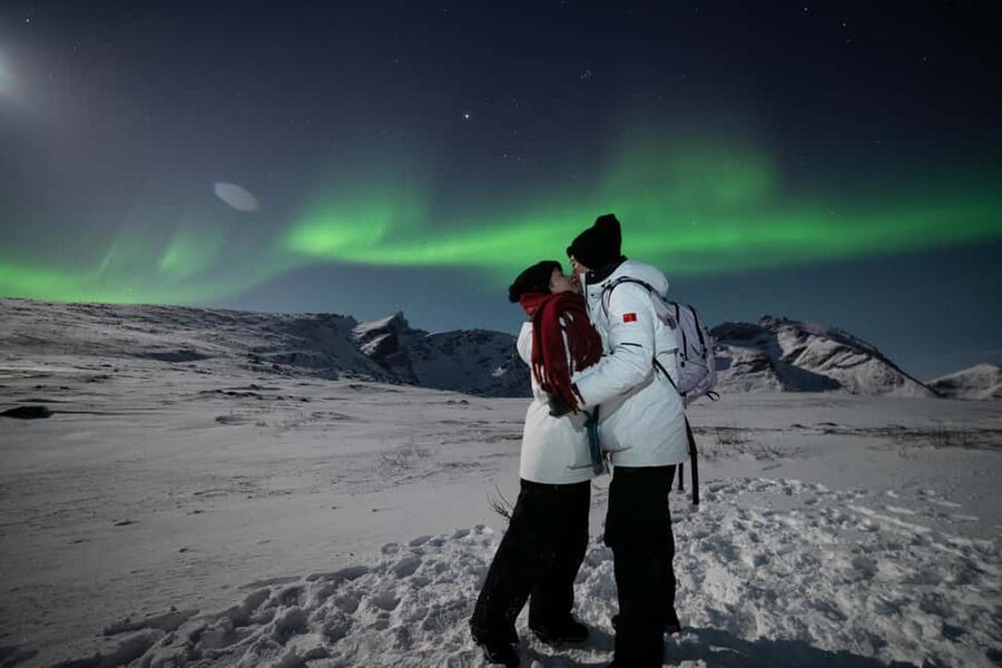 Tromsø: Northern Lights Minibus Tour with Local Experts - The comfort package: suits, hot drinks, and fire time
