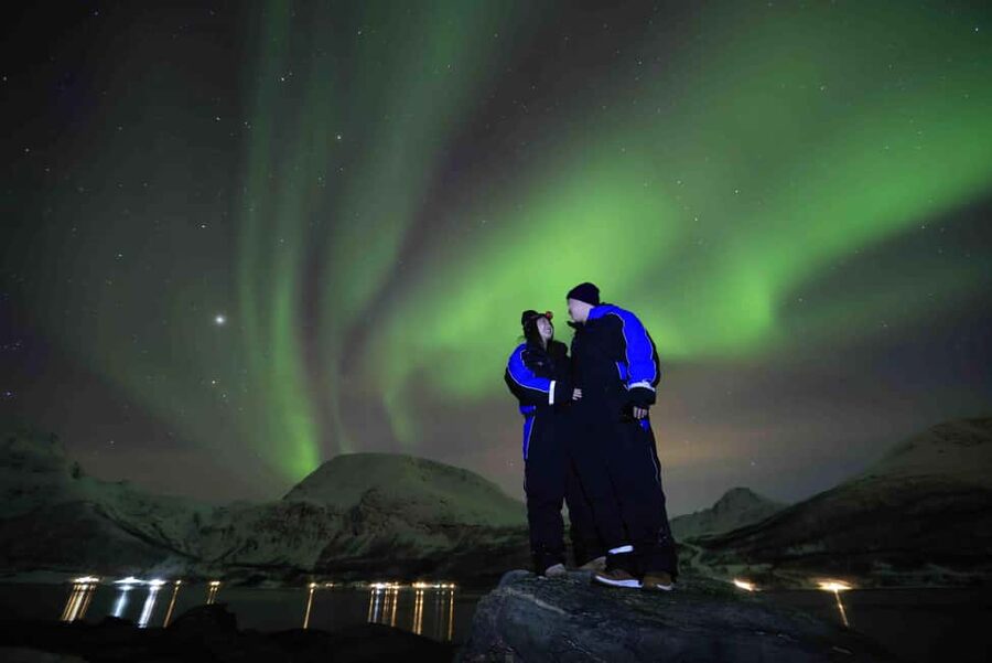 Tromsø: Northern Lights Tour with Dinner and Native Guide - Gear, clothing, and staying warm without turning the trip into work