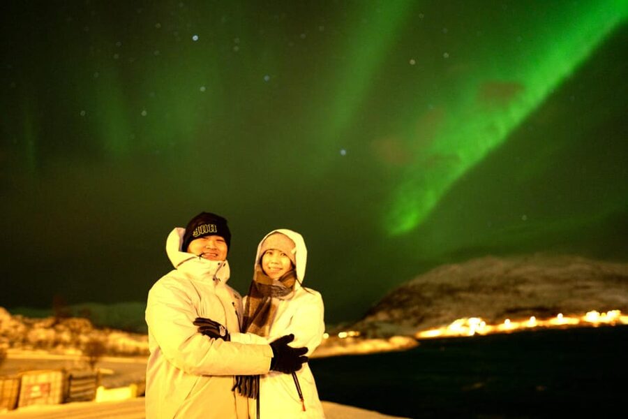 Tromsø: Northern Lights Tour with Local Guide and Photos - Warm Drinks, Norwegian Snacks, and Homemade Cake That Actually Helps