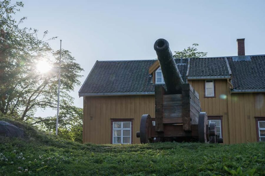 Tromsø: Old Town and Polar Museum Tour with English-speaking tour guide - The hour-long walk to the old town: getting your bearings fast