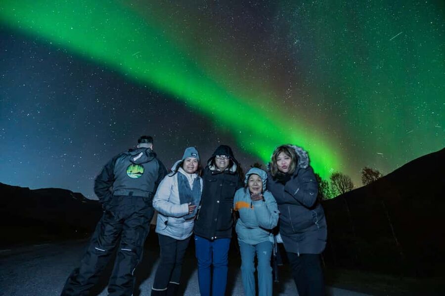 Tromsø: Premium Northern Lights Tour Small Group 8 Guests - The Campfire Portion, Snacks, and Warm Drinks