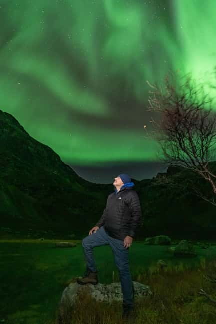 Tromsø: Private Northern Lights Chase 2-8 guests - Food breaks and the small moments that make it memorable