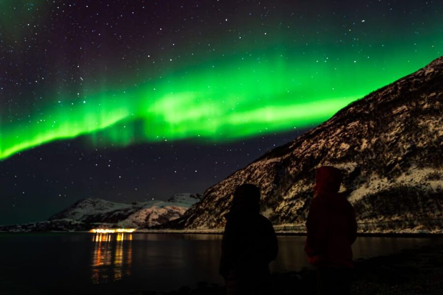 Tromsø: Small group Aurora Borealis - Photo support with tripods and professional souvenir shots