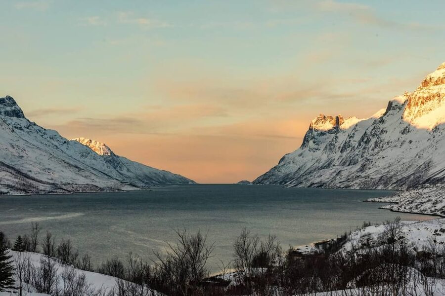 Tromsø: Small-Group Northern Lights Chase by Van with Photos - Tromsø photo stop and guided sightseeing time