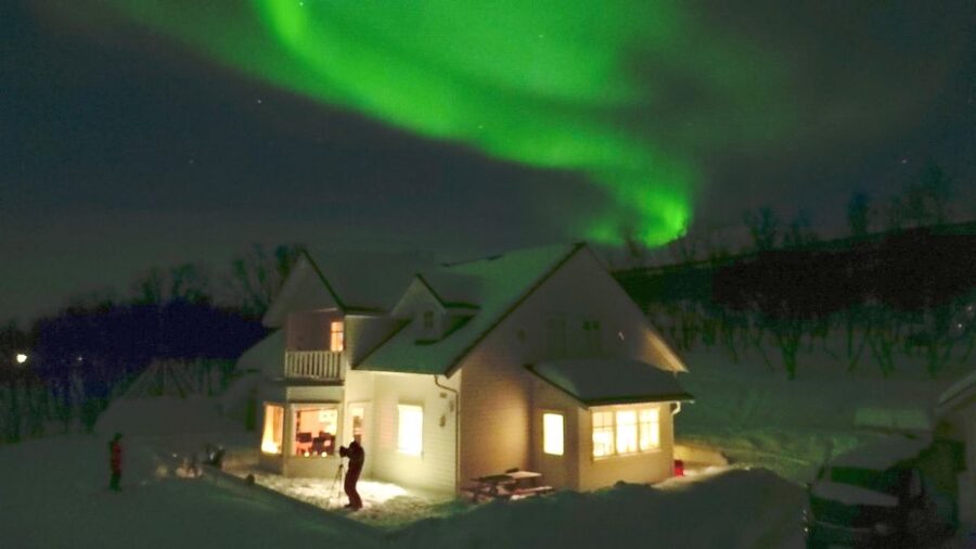 Tromsø: Snowmobile Tour with Aurora Crystal Lavvo Stay - Who should book this snowmobile plus crystal lavvo night