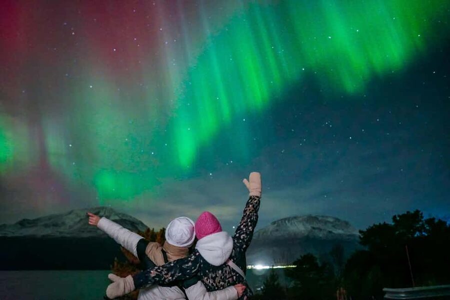 Tromsø: Unlimited Northern Lights Chase Across Borders - Warmth Strategy: Thermal Overalls to -30°C