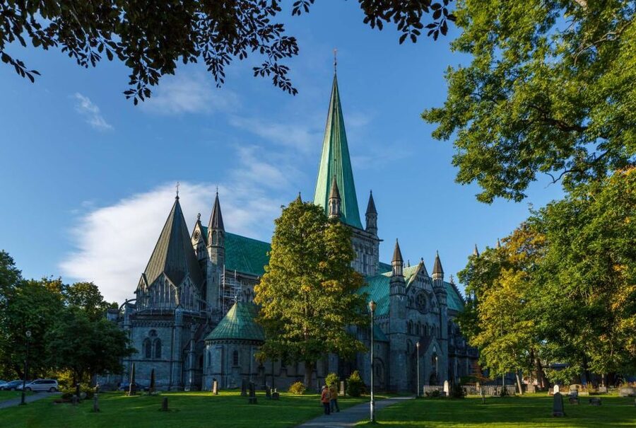 Trondheim: City Highlights Bus and Walking Tour - Why this 210-minute bus plus walk works so well