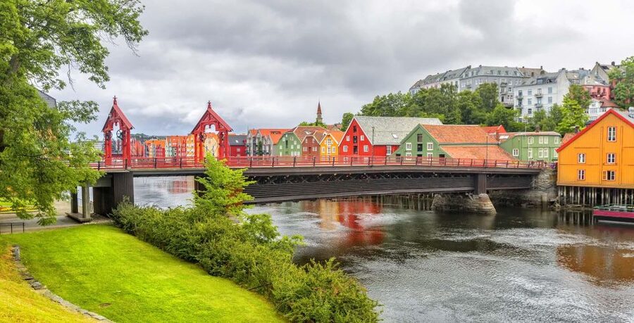 Trondheim: City Highlights Bus and Walking Tour - Nidaros Cathedral: exterior time done right, entrance is extra