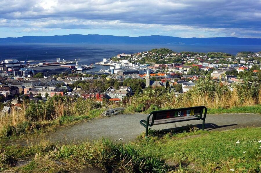 Trondheim: City Highlights Bus and Walking Tour - Pirbadet meet-up: the cruise-friendly starting point
